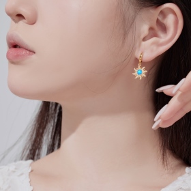 「澳宝 Opal Collection 系列 」银S925蓝色合成澳宝石白色圆锆线圈太阳花设计小众时尚耳环