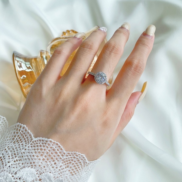 跨境爆款S925纯银奢华白色爪镶主石圆形微镶经典高级大气戒指