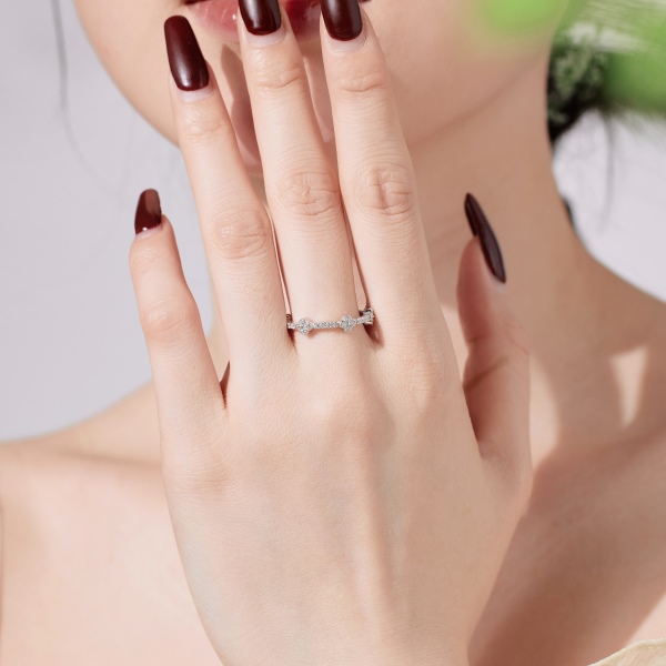 「漫野 Flower Field 系列 」银S925白色圆锆花朵满钻镶嵌小巧精致时尚戒指