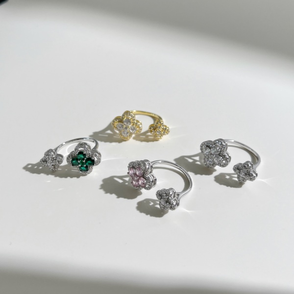 「漫野 Flower Field 系列 」银S925粉色白色圆形锆石镶嵌四叶草造型开口设计小众时尚简约百搭可调节戒指