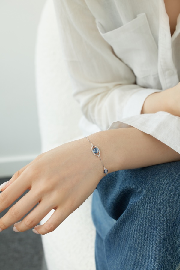 「恶魔之眼·Evil Eyes系列」银S925白色蓝色圆锆镶嵌恶魔之眼镂空眼睛时尚百搭手链