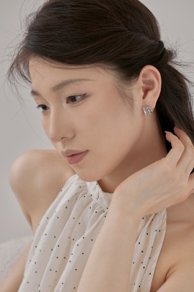 「耳畔 Side Sonnet 系列」银S925白色圆锆长方形马眼形镶嵌排钻线条耳环圆珠多层叠戴效果