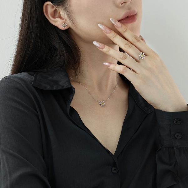「沁心 Soothing 系列」银S925白色黄色圆锆镶嵌小雏菊花朵太阳设计时尚小巧精致戒指耳钉项链套装