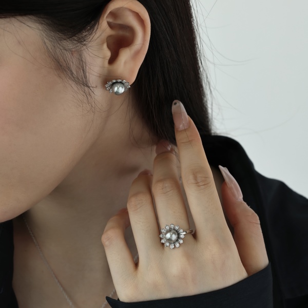 「沁心 Soothing 系列」银S925白色圆锆镶嵌灰色珍珠贝珠太阳花设计小众时尚百搭项链耳钉戒指套装