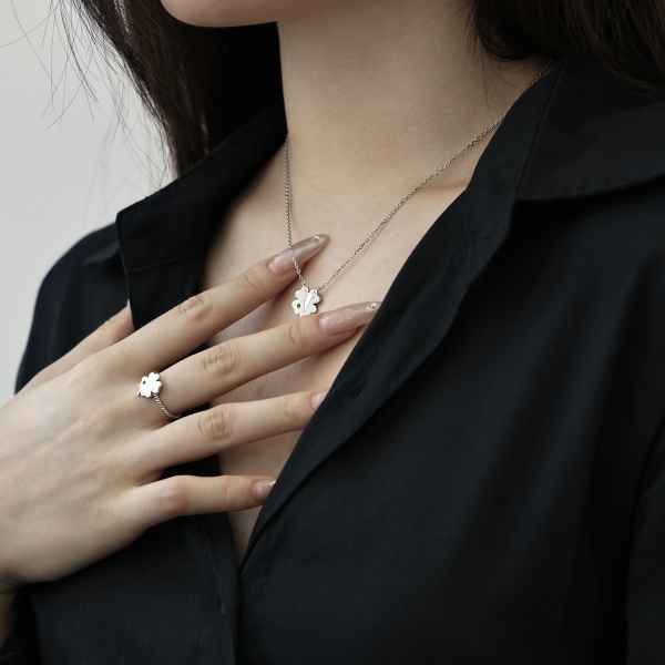 「沁心 Soothing 系列」银S925绿色圆锆镶嵌四叶草设计几何小众时尚设计三件套套装