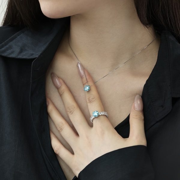 「沁心 Soothing 系列」银S925浅海蓝色圆锆主石白色正方形满钻镶嵌三件套时尚高级感套装