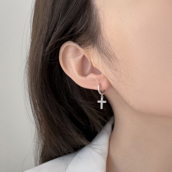 S925纯银满圈镶钻光面十字架耳环
