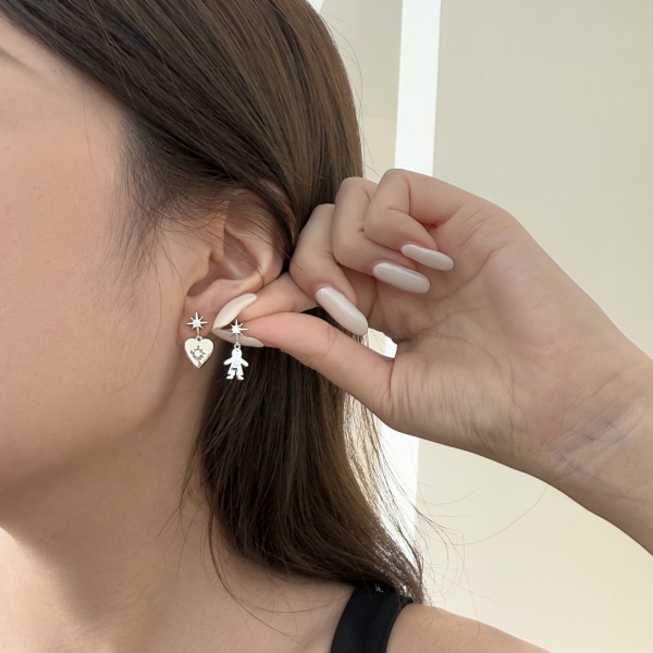 S925纯银锆石光面男孩爱心耳钉