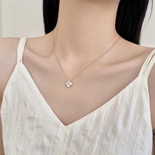 银S925白色四叶草吊坠半圆月牙形贝母镶嵌时尚项链