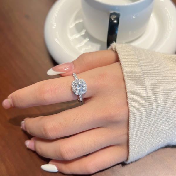 「莫桑钻 Moissanite 系列」欧美爆款S925纯银戒指奢华群镶圆形主石圆包四爪闪耀气质百搭戒指