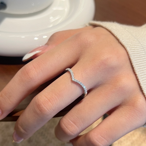 「莫桑钻 Moissanite 系列」跨境爆款S925纯银字母V白色排钻戒指时尚个性简约叠戴百搭食指细款闪耀戒指