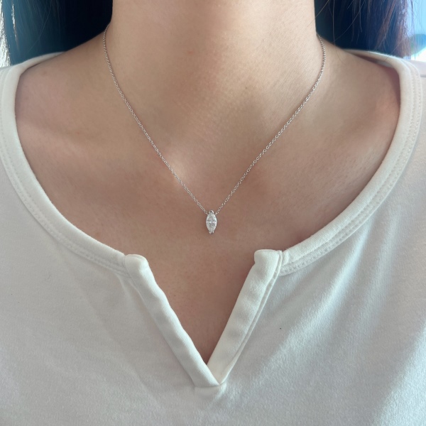 「莫桑钻 Moissanite 系列」「轻雾 Light Mist 系列」银S925白色马眼石单钻设计简约时尚百搭纤长项链