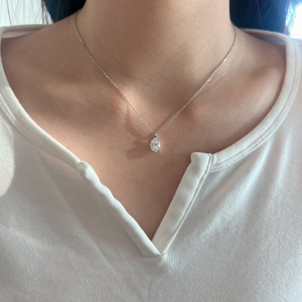 「莫桑钻 Moissanite 系列」「轻雾 Light Mist 系列」银S925白色旦形单钻设计简约时尚百搭项链