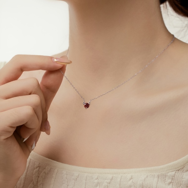 「星愿 Wishing Star 系列」银S925石榴红圆锆镶嵌麋鹿吊坠精致时尚简约项链