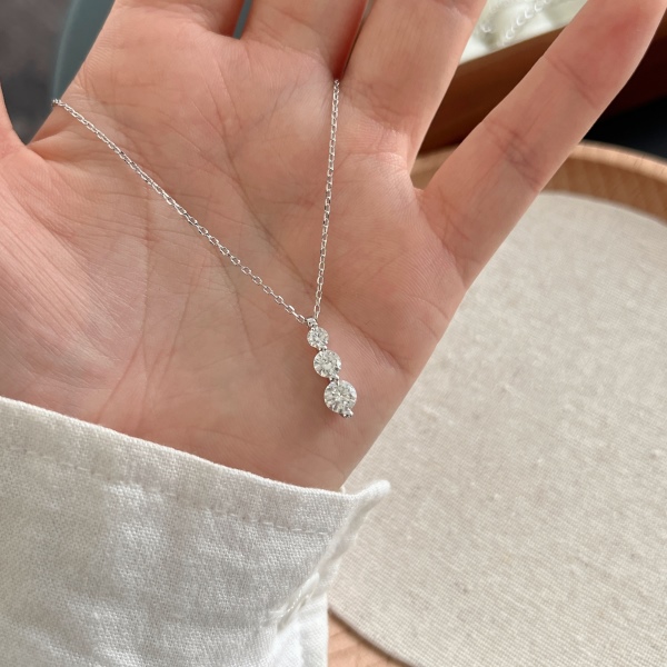 「莫桑钻 Moissanite 系列」「格调 Stylish 系列」S925纯银白色圆锆圆形从小到大排列一字型设计简约时尚小众项链