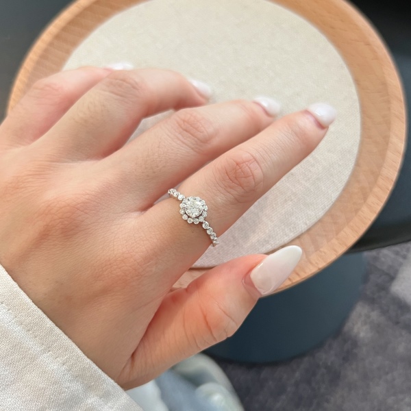 「莫桑钻 Moissanite 系列」S925纯银圆形莫桑镶嵌太阳花设计精致戒指