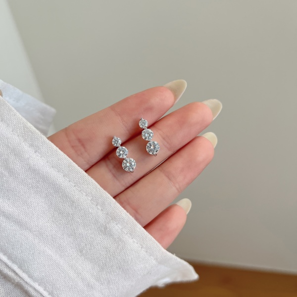 「莫桑钻 Moissanite 系列」「格调 Stylish 系列」S925纯银白色圆锆圆形从小到大排列一字型设计简约时尚小众耳钉