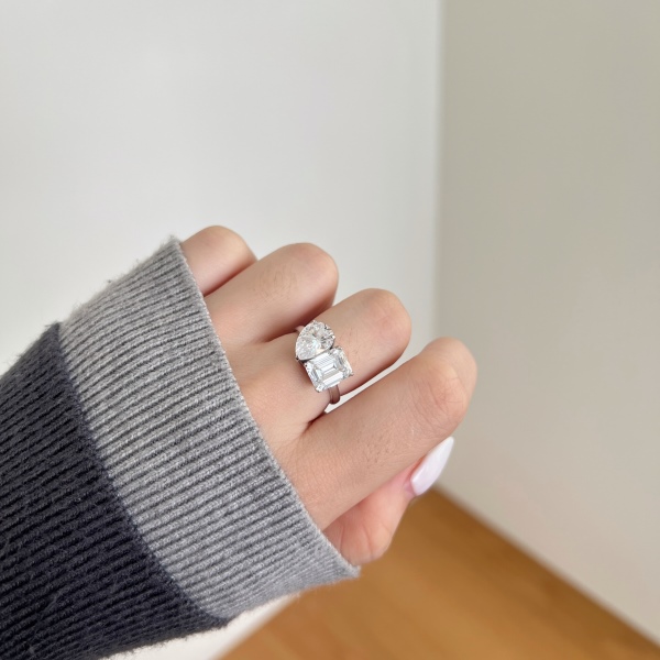 「莫桑钻 Moissanite 系列」S925纯银双主石长方形水滴戒指