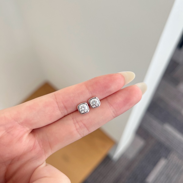 「莫桑钻 Moissanite 系列」S925纯银简约高碳钻方糖耳钉