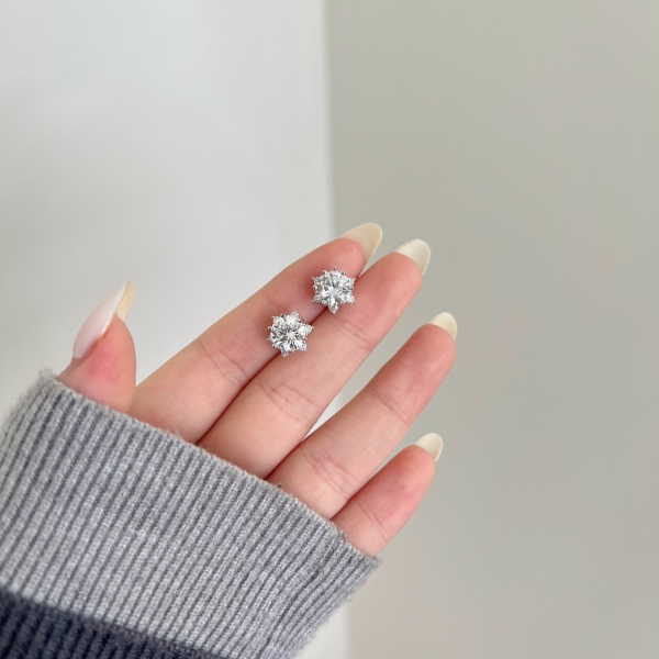 「莫桑钻 Moissanite 系列」「格调 Stylish 系列」S925纯银白色圆锆镶嵌太阳花设计简约时尚小众耳钉