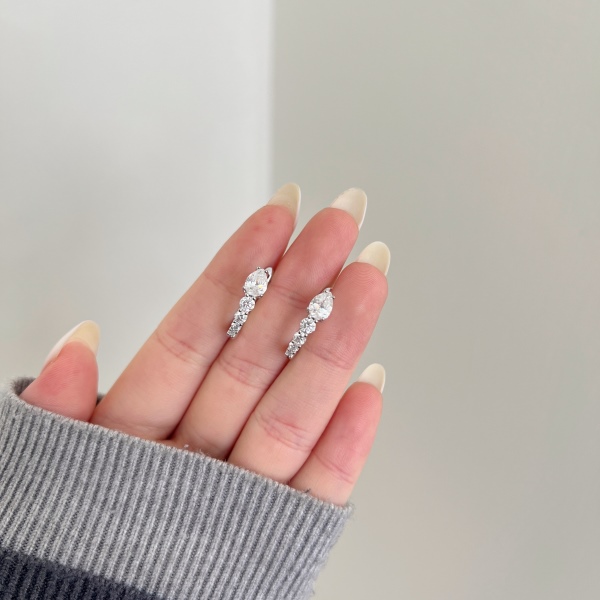 「莫桑钻 Moissanite 系列」「莹光 Dazzling系列」S925纯银白色梨形水滴形圆形锆石镶嵌U形耳环蛇形简约设计耳环