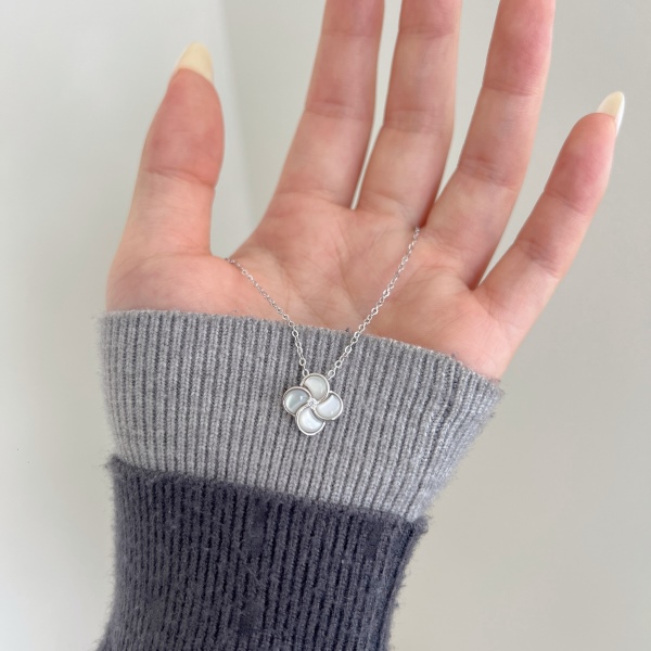「莫桑钻 Moissanite 系列」银S925白色四叶草吊坠半圆月牙形贝母镶嵌时尚项链