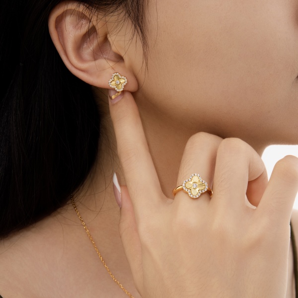 银S925白色圆锆镶嵌四叶草镭射测豪华波光粼粼设计套装耳钉