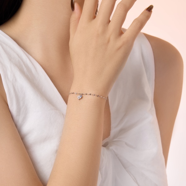 银S925白色圆锆镶嵌四叶草吊坠嘴唇链时尚精致手链