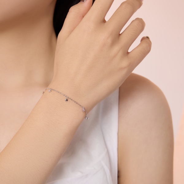 银S925粉色圆锆光面爱心多吊坠设计小巧精致时尚手链