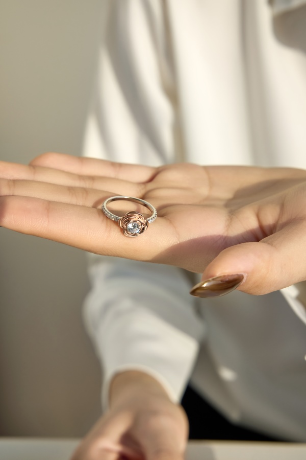 银S925白色圆锆玫瑰花设计公主风精致时尚奢华撞色戒指