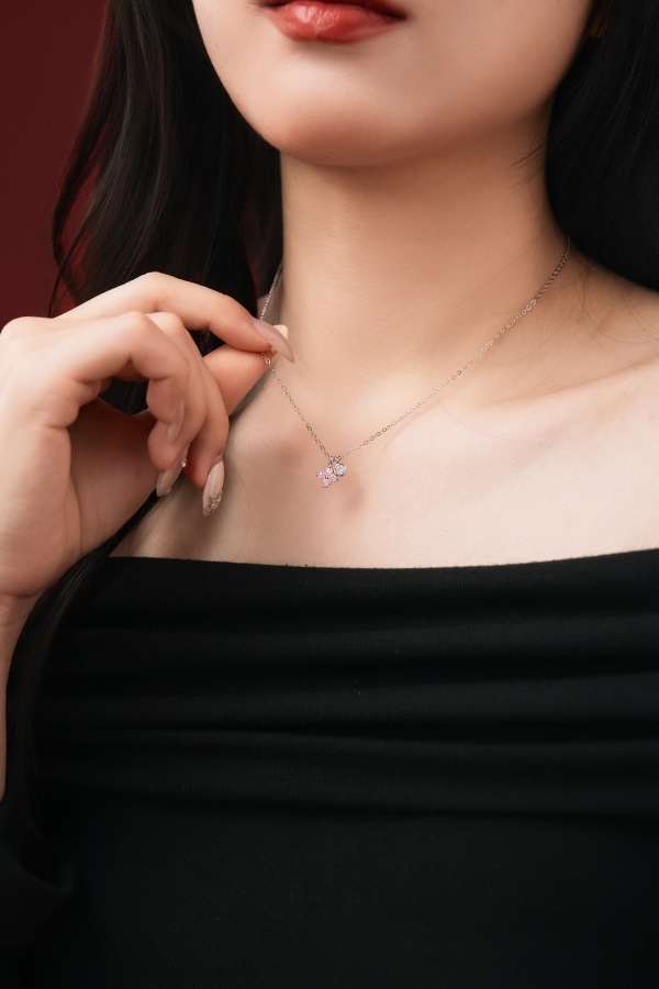 银S925粉色四叶草白色不规则圆锆吊坠精致时尚小众项链