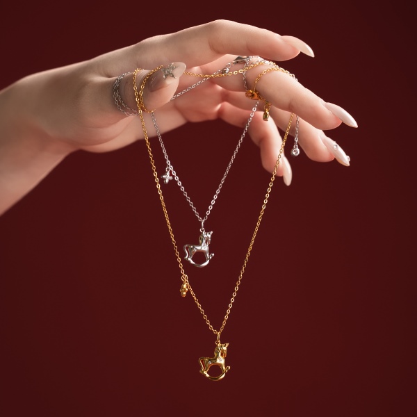 银S925白色圆锆镶嵌木马四叶草光面设计马年小众时尚项链