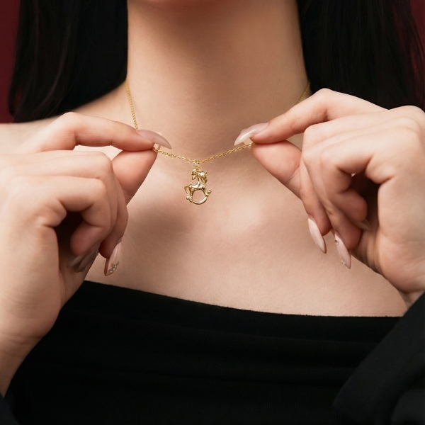 银S925白色圆锆镶嵌木马四叶草光面设计马年小众时尚项链