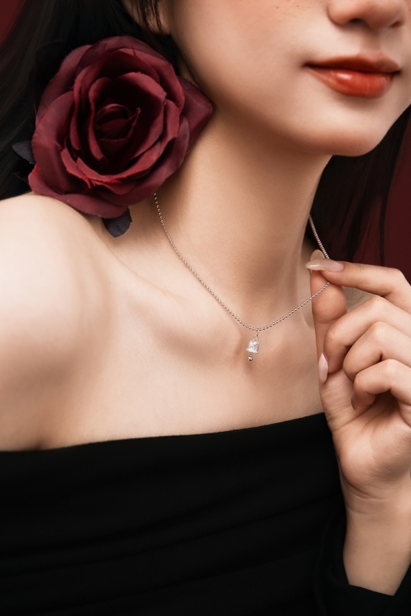 银S925白色圆锆镶嵌光面铃铛吊坠精致时尚小众圆珠链项链