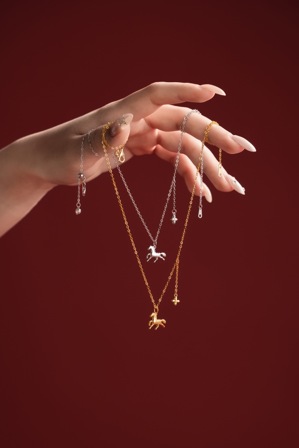 银S925白色圆锆镶嵌策马奔腾四叶草光面小马吊坠马年小众设计项链