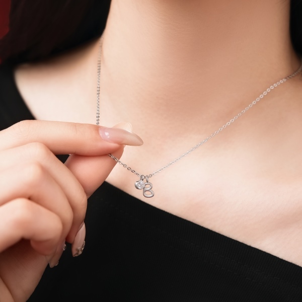 银S925白色圆锆哑光喷砂字母不规则吊坠简约时尚精致项链