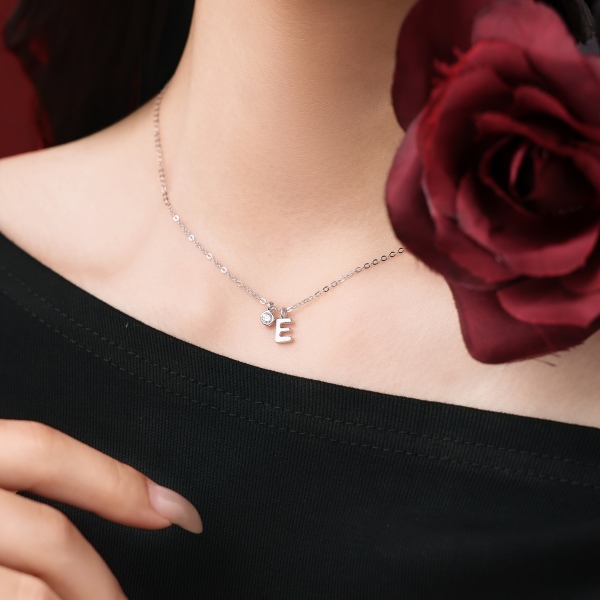 银S925白色圆锆哑光喷砂字母不规则吊坠简约时尚精致项链
