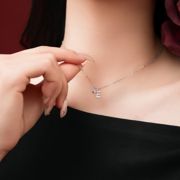 银S925白色圆锆哑光喷砂字母不规则吊坠简约时尚精致项链