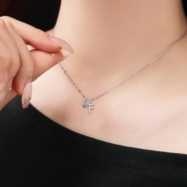 银S925白色圆锆哑光喷砂字母不规则吊坠简约时尚精致项链