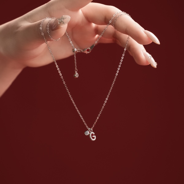 银S925白色圆锆哑光喷砂字母不规则吊坠简约时尚精致项链