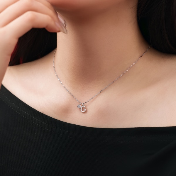 银S925白色圆锆哑光喷砂字母不规则吊坠简约时尚精致项链
