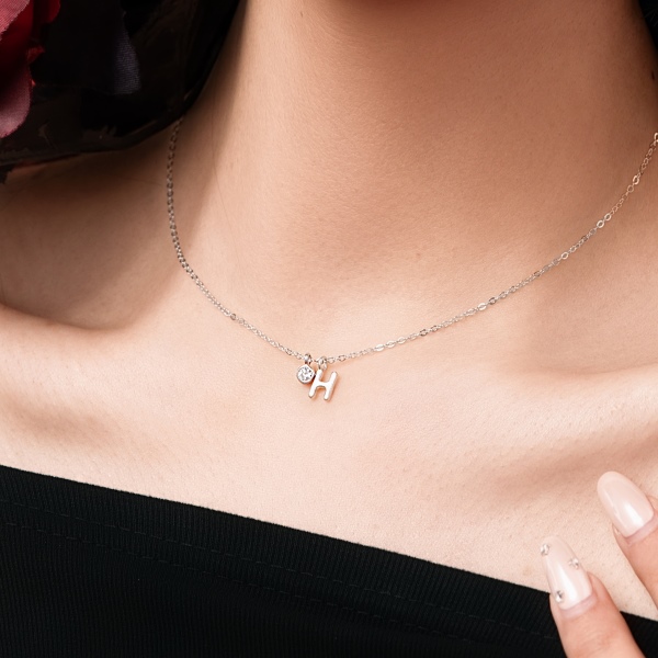银S925白色圆锆哑光喷砂字母不规则吊坠简约时尚精致项链