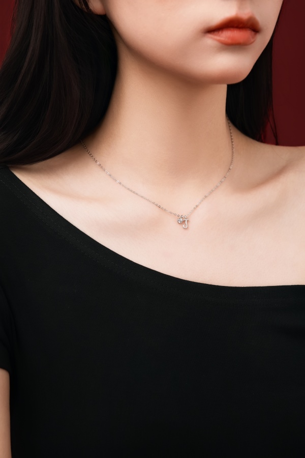 银S925白色圆锆哑光喷砂字母不规则吊坠简约时尚精致项链