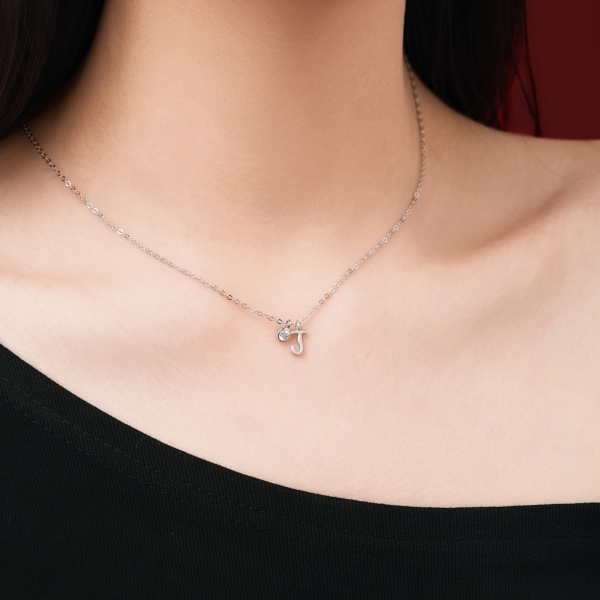 银S925白色圆锆哑光喷砂字母不规则吊坠简约时尚精致项链