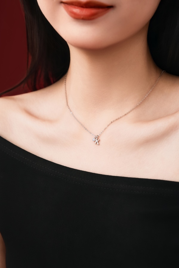 银S925白色圆锆哑光喷砂字母不规则吊坠简约时尚精致项链