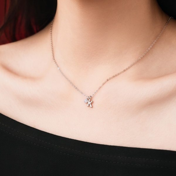 银S925白色圆锆哑光喷砂字母不规则吊坠简约时尚精致项链