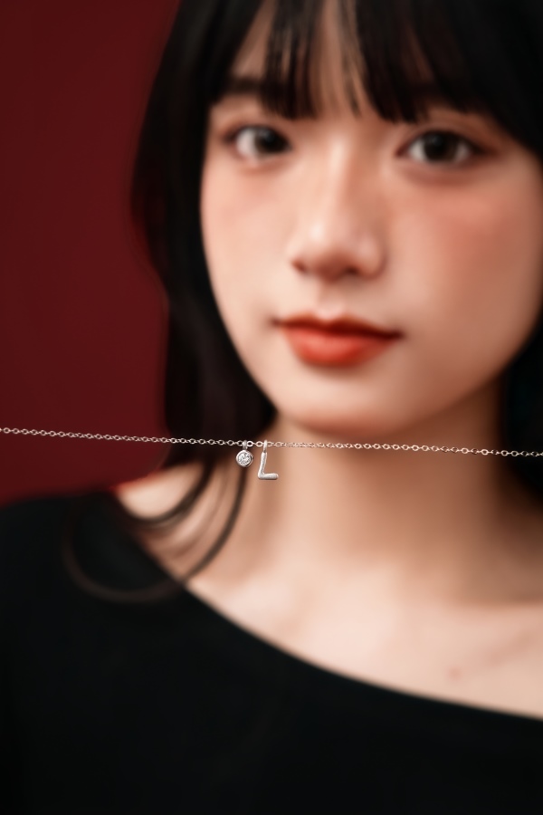 银S925白色圆锆哑光喷砂字母不规则吊坠简约时尚精致项链