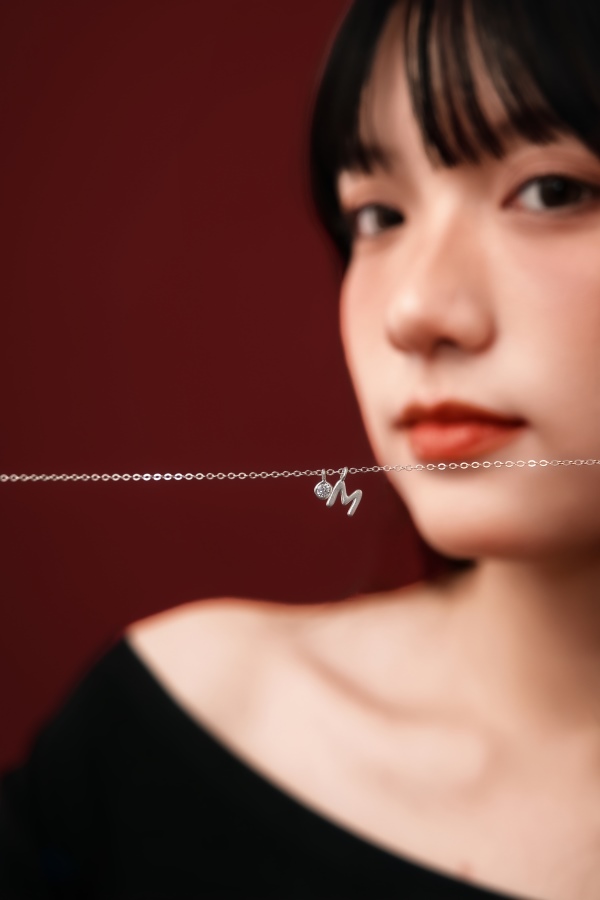 银S925白色圆锆哑光喷砂字母不规则吊坠简约时尚精致项链