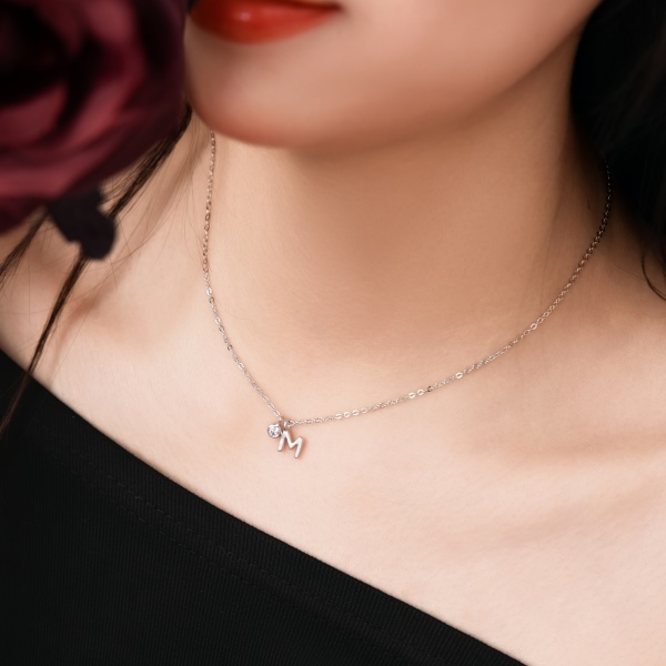 银S925白色圆锆哑光喷砂字母不规则吊坠简约时尚精致项链