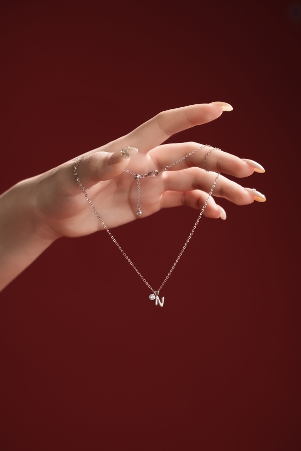 银S925白色圆锆哑光喷砂字母不规则吊坠简约时尚精致项链